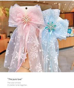 Détail de pinces à cheveux en dentelle avec motifs flocons et strass étincelants
