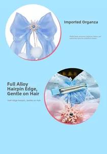 Détail du nœud en organza bleu clair avec flocon en alliage et pompon en fourrure blanche