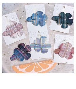 Détail de 6 pinces à cheveux fleurs en tissu à carreaux avec perles sur carte blanche