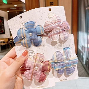 Lot de quatre barrettes à fleurs à carreaux colorées avec perles blanches pour filles