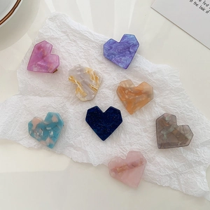 Lot de huit barrettes à cheveux en acétate en forme de cœur avec texture marbrée colorée