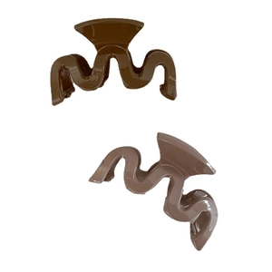 Glossy wavy hair claws in brown and beige tones for women's elegant hair styling