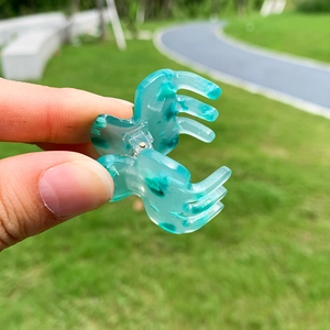 Minzgrüne marmorierte Haarklammer aus Acetat mit geometrischem Design im Freien