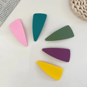 Five-piece set of matte acrylic geometric triangle hair clips in colorful pastel tones