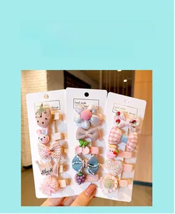Detailansicht der Kinder-Haarspangen mit rosa und blauen Kaninchen- und Erdbeermotiven