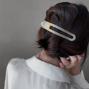 Barrette à cheveux creuse en acrylique beige translucide portée par un mannequin