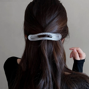 Pince à cheveux minimaliste en acrylique blanc avec design géométrique ajouré