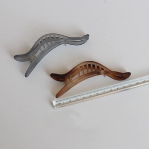 Lot de deux longues barrettes bananes mates de couleur grise et ambre, longueur 13cm