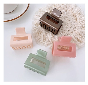 Détail de quatre pinces à cheveux rectangulaires évidées en acétate tons Morandi