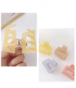 Vue détaillée de pinces à cheveux carrées évidées en diverses couleurs pastel