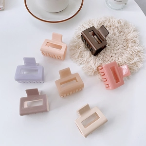 Pinces à cheveux carrées minimalistes aux couleurs gelée sur fond blanc pur