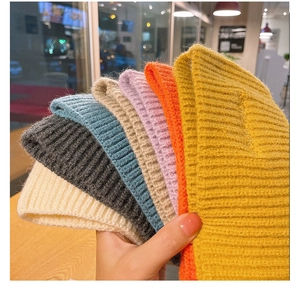 Primo piano di fasce spesse in lana a coste in sette colori vivaci invernali
