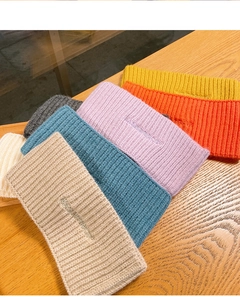 Dettaglio di spesse fasce in lana lavorata a maglia con ricamo Maser Prince colorate