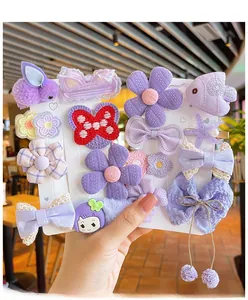 Détail de barrettes en tissu violet et rose avec nœuds en dentelle et lapins peluches