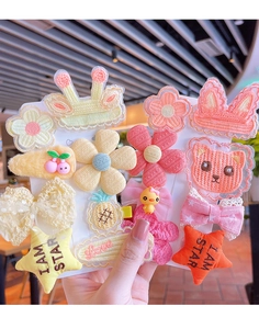 Gros plan de barrettes à nœuds en tissu et pinces à fleurs brodées pour filles
