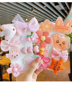 Détails d'un ensemble de 13 barrettes pour filles avec nœuds en dentelle et fleurs brodées
