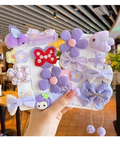 Détail d'un ensemble de barrettes à fleurs et nœuds en tissu violet pour filles