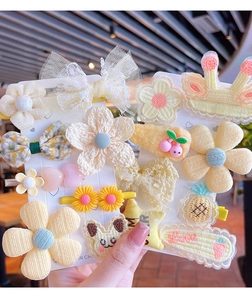 Détail de barrettes pour enfants avec nœuds en tissu et fleurs mignonnes en jaune et rose