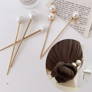 Fünfteiliges goldenes Metall-Haarnadel-Set mit weißen Perlen für elegantes Haarstyling