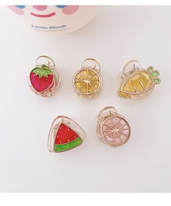 Dettaglio di 5 mini mollette per capelli con simpatici motivi frutta e verdura