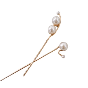 Eleganter Haarnadel aus goldfarbenem Metall mit drei glänzenden weißen Perlen im Set
