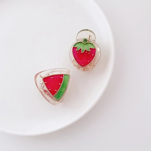 Simpatiche mollette per capelli a forma di fragola e anguria in resina su piatto