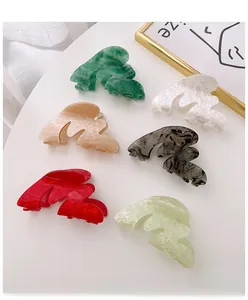 Détail de 6 pinces à cheveux en acétate avec textures marbrées et couleurs unies