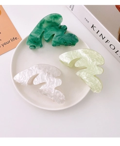 Lot de trois pinces à cheveux ondulées en acétate avec motif marbre vert et blanc