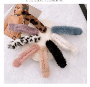 Huit barrettes à cheveux en peluche colorée avec motif vache et fausse fourrure