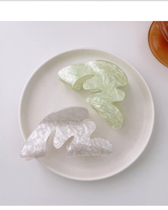 Détails de pinces à cheveux irrégulières à texture marbrée en vert menthe et blanc