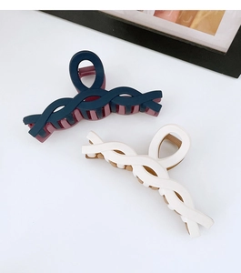Detail of matte interlocking oversized hair claws with strong springs and dual-tone colors