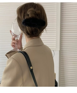 Pince à cheveux élégante en fausse fourrure noire pour femme, accessoire de mode hivernale