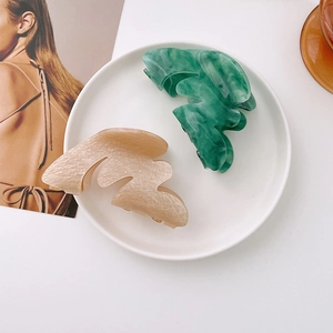 Lot de pinces à cheveux en acétate avec texture marbrée verte et ambre, formes géométriques