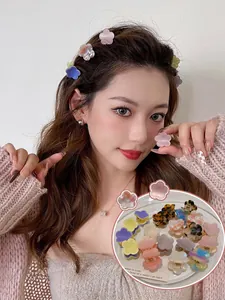 Détail de mini pinces à cheveux fleurs aux motifs macarons colorés et écaille de tortue