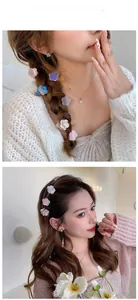 Détails de mini pinces à cheveux en forme de fleurs aux finitions nacrées et dégradées