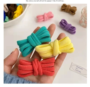 Dettaglio di elastici per capelli colorati in tessuto spugna ad alta elasticità in colori pastello
