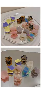 Vue détaillée de mini pinces à cheveux fleurs en acrylique violet, jaune et marbre