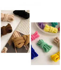 Dettaglio di elastici per capelli in maglia colorata con diverse texture di tessuto