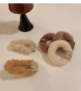 Détail d'accessoires de cheveux en peluche douce comprenant des élastiques et barrettes