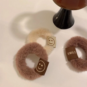 Chouchous en peluche beige et marron rosé avec étiquette logo sourire pour filles