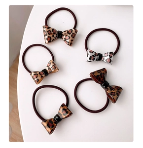 Lot de cinq chouchous avec nœuds à motif léopard et élastiques marron robustes