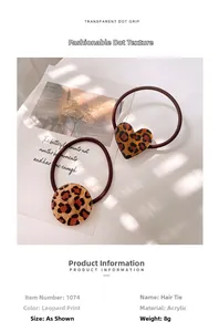 Détail d'élastiques à cheveux avec breloques cœur et rondes en acrylique à motif léopard