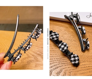 Détail de barrettes à motif damier et pied-de-poule avec design de coiffage multi-segments