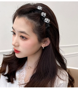 Détail d'un modèle portant des pinces à cheveux à motif pied-de-poule élégantes