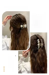 Détail des pinces à cheveux florales roses portées pour un look esthétique de fée douce