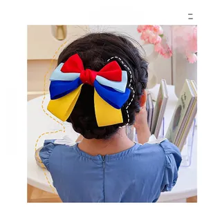 Detail einer großen mehrlagigen Schleife Haarspange mit klassischen Satinbändern