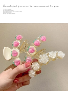 Détail des pinces à cheveux avec pêche rose et rose blanche en acrylique brillant