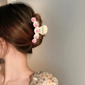 Pince à cheveux pêche sucrée pour femme avec pêches roses sur une pince blanche