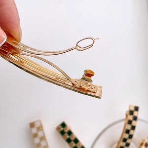 Golden metal hair clip featuring a precise spring buckle mechanism for thin hair