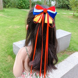 Klassische rot-blaue Schleife Haarspange mit langen Bändern für Mädchen im Freien